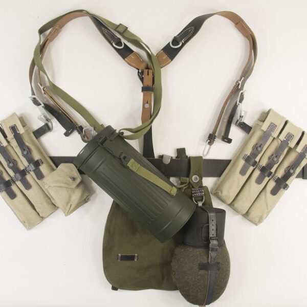 WW2ドイツ軍　下士官国防軍装備セットMP40、レプリカ