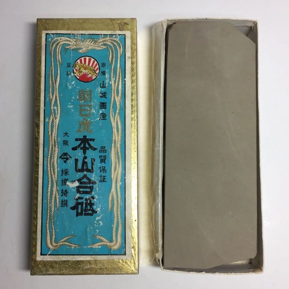 ◆山城国産 朝日虎 本山合砥 砥石 天然砥石 重量約1088.6g 大阪 採掘特撰 箱付き 現状品 / 刃物 鉋 鑿 彫刻刀 小刀 包丁 大工道具◆