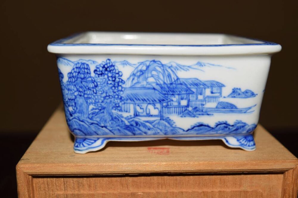 人気小鉢作家＜全盛期作・藤掛雄山・繊細画・染付山水図＞外縁雲脚正方鉢・間口９，３ｃｍ・共箱付き・布付き