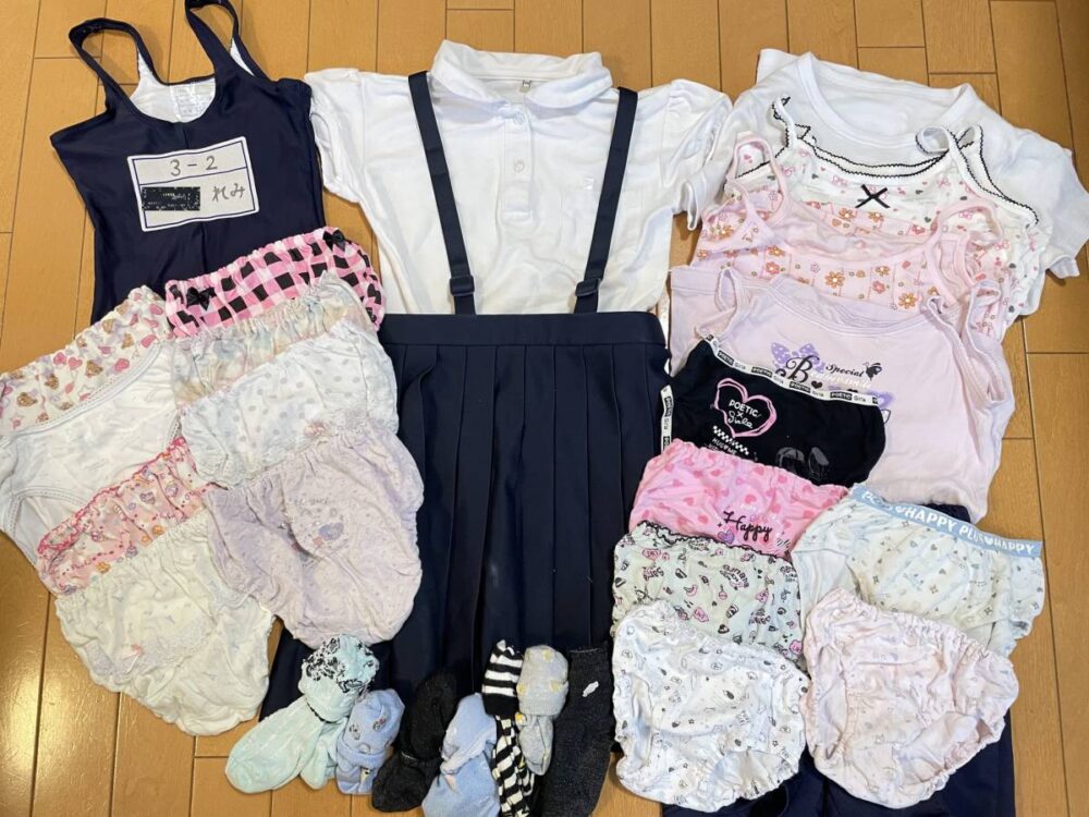 ECO 女の子タンス整理品　小学生JS　パンツ　制服　肌着　体操服　スクール水着　靴下　130　記名　クロッチ染み
